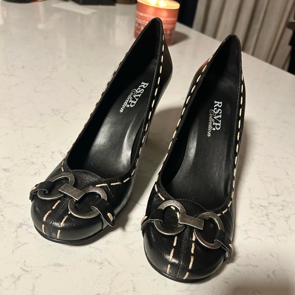 RSVP Collection Contrast Stitch Buckle hardware black leather pumps 8.5 classic
